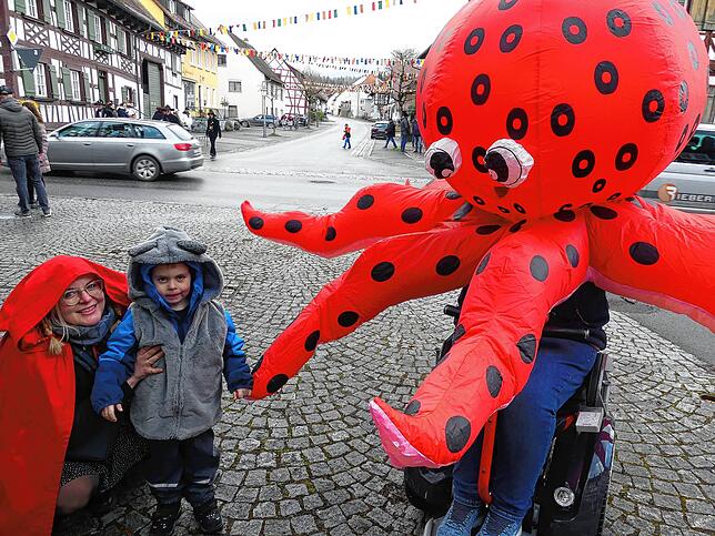 Bild 2: Fasnacht in Bermatingen: 100. Narrenbaum und 55 Jahre Zimmergilde – Die besten Bilder!