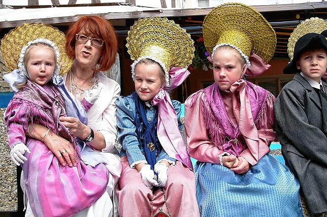 2009: Mit Dreisptz und Radhaube. Apollonia Gratwohl beim Stadtfest 2009 zwischen jungem Trachten-Nachwuchs.