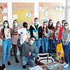 Die Klasse BKW12 hat mit ihrer Lehrerin Daniela Wenger (Zweite von rechts) Spenden für Tiere in der Ukraine gesammelt. Die Pfotenhilfe ...