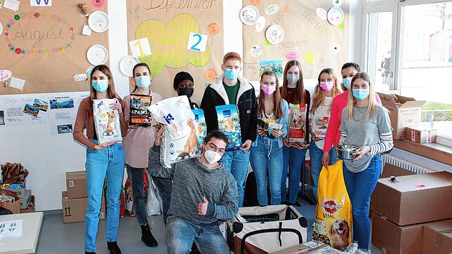 Die Klasse BKW12 hat mit ihrer Lehrerin Daniela Wenger (Zweite von rechts) Spenden für Tiere in der Ukraine gesammelt. Die Pfotenhilfe ...