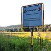 (Archivbild) Schilder auf dem Bettenberg weisen auf die Gefahr hin, die durch im Boden lauernde Kampfmittel besteht. Bei großer Hitze ...