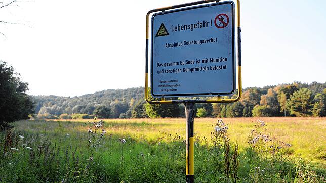 (Archivbild) Schilder auf dem Bettenberg weisen auf die Gefahr hin, die durch im Boden lauernde Kampfmittel besteht. Bei großer Hitze ...
