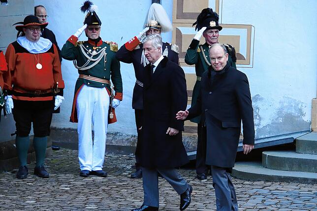 König Philippe von Belgien und Fürst Albert II. von Monaco betreten das Münster.
