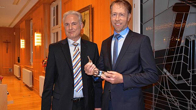 Feierliche Schlüsselübergabe. Der scheidende Vorsitzende Karl Megerle (links) übergab den Generalschlüssel für den Winzerverein an ...