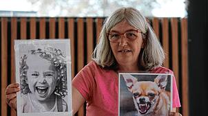 Zweimal Zähne zeigen: Die Mimik von Mensch und Hund macht hier einen großen Unterschied in der Aussage. Bild: Liebwein