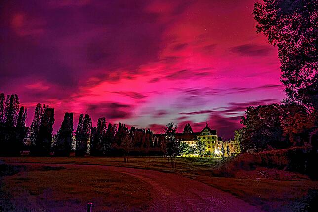 Polarlichter über Schloss Salem: Um 1.40 Uhr tat sich über dem Salemertal eine Wolkenlücke auf und gestattete einen grandiosen Blick auf ...