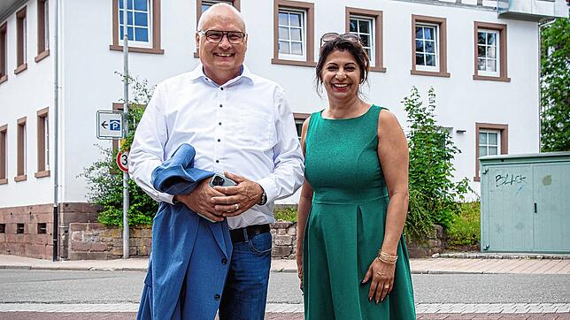Bürgermeister Michael Rieger und die SPD-Bundestagsabgeordnete Derya Türk-Nachbaur. Foto: Melina Krämer