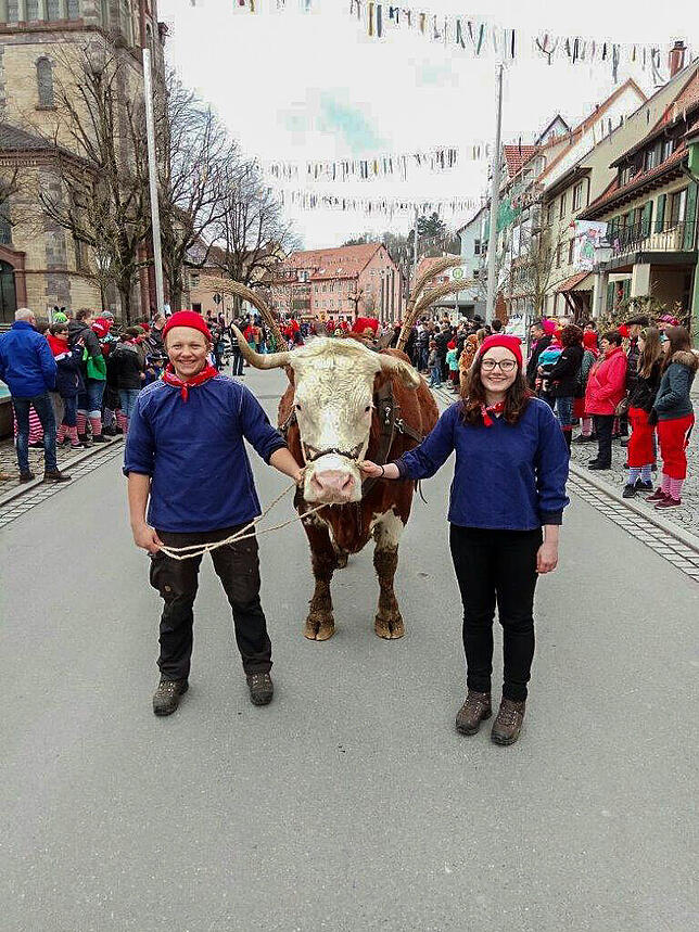 An der Fasnet ist Filou für die Bräunlinger Urhexen im Einsatz. Hier mit Adrian und Sarah Lützow. Bild: Lützow