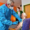 Corona-Impfstart in der Donaueschinger Mediclin-Seniorenresidenz &bdquo;Am Baar-Zentrum&ldquo;: Manfred Muschal, gebürtig aus Nußbach ...