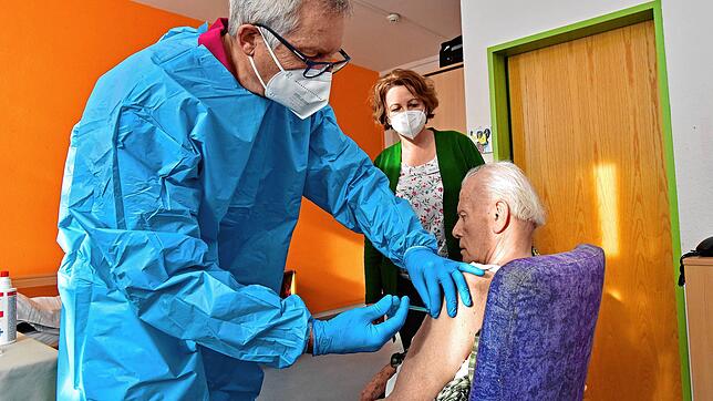 Corona-Impfstart in der Donaueschinger Mediclin-Seniorenresidenz &bdquo;Am Baar-Zentrum&ldquo;: Manfred Muschal, gebürtig aus Nußbach ...