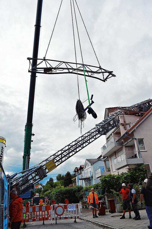 Bei den Bergungsarbeiten des Baukrans waren etwa 20 Helfer vor Ort.