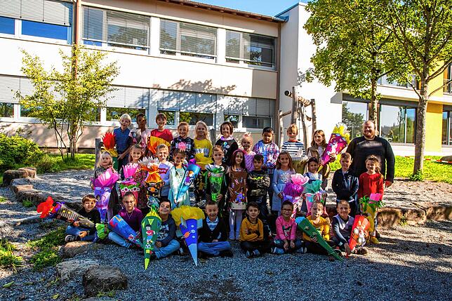 Die Schulanfänger der Klasse 1a der Peter-Thumb-Schule Hilzingen mit ihrem Klassenlehrer Simon Wolff bei ihrer Einschulungsfeier.