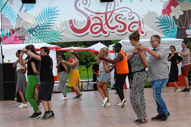Beim Salsa-Workshop tanzen Gäste zu lateinamerikanischen Rhythmen.