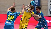 Kaum zu stoppen war der junge Konstanzer Mathieu Fenyö (Bildmitte am Ball), der alle seine fünf Tore im zweiten Abschnitt erzielte. ...