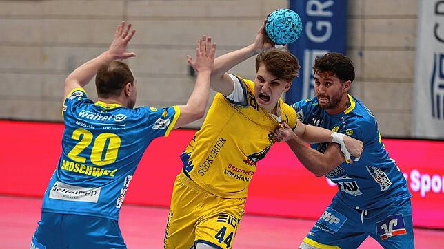 Kaum zu stoppen war der junge Konstanzer Mathieu Fenyö (Bildmitte am Ball), der alle seine fünf Tore im zweiten Abschnitt erzielte. ...