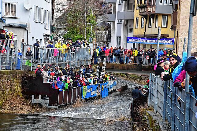 Die Zuschauer standen schon früh an der Strecke, um sich die besten Plätze zu sichern. Wer nicht rechtzeitig kam, hatte buchstäblich das ...