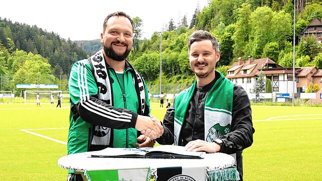 Freuen sich auf die neue Spielgemeinschaft: Jörg Faller (Vorstand SV Nußbach, links) und Felix Kentischer (Vorstand FC Triberg).