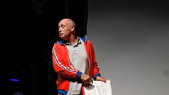 Die orangerote Trainingsjacke und der französische Akzent sind sein Markenzeichen: Kabarettist und Kultreporter Alfons.