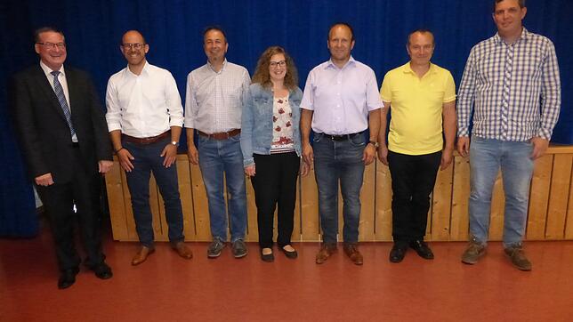 Norbert Baumann (von links) und der neue Ortschaftsrat mit Mathias Lohberger, Michael Sauter, Jacqueline Baumann, Norbert Rösch, Martin ...