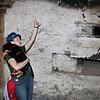Christina Hansen steht im Backhaus vor der Wand des Ofens mit dem sogenannen Einschussloch. Durch die untere Öffnung werden Holz sowie ...