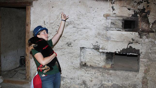 Christina Hansen steht im Backhaus vor der Wand des Ofens mit dem sogenannen Einschussloch. Durch die untere Öffnung werden Holz sowie ...