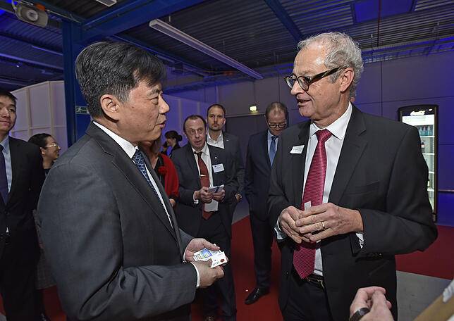Der Unternehmer Harald Marquardt, Geschäftsführer der Marquardt-Gruppe, im Gespräch mit dem chinesischen Botschafter.
