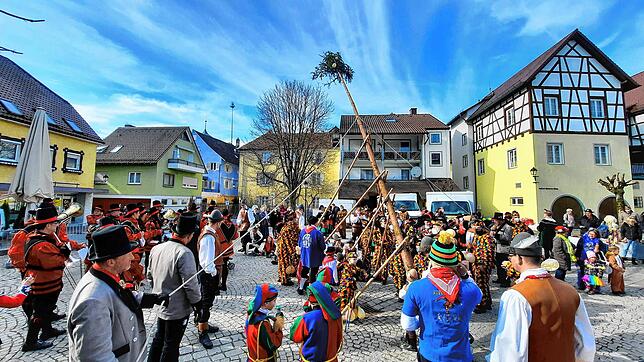 Bild 26: Bilder vom Kindernarrenbaum-Setzen auf dem Gustav-Hammer-Platz in Stockach