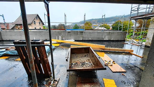 Eine große Terrasse bzw. Lounge, die zu einer Wohnung gehören wird.