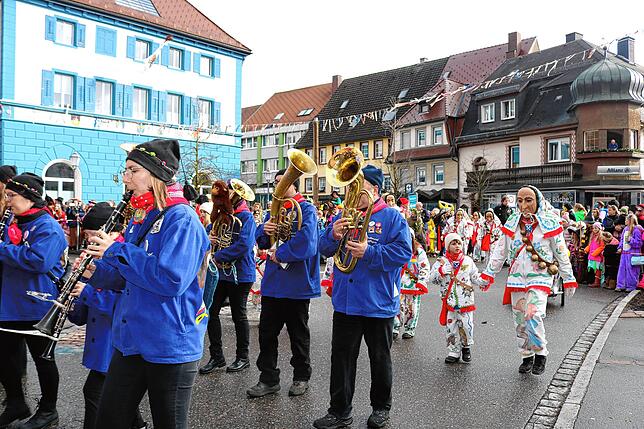 Die Stadtmusik mit dem Löffinger Narrenmarsch bereichert die Fasnet.