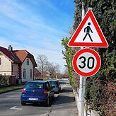 Auf den letzten Metern Richtung Bahnhof Reichenau gilt im Bereich Lindenbühl wegen des folgenden unübersichtlichen Kreuzungsbereichs ...