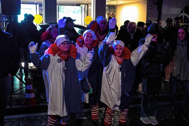Bild 26: Endlich Fasnet: Glonkis stellen ihre Brunnenfigur auf und eröffnen die Fasnet