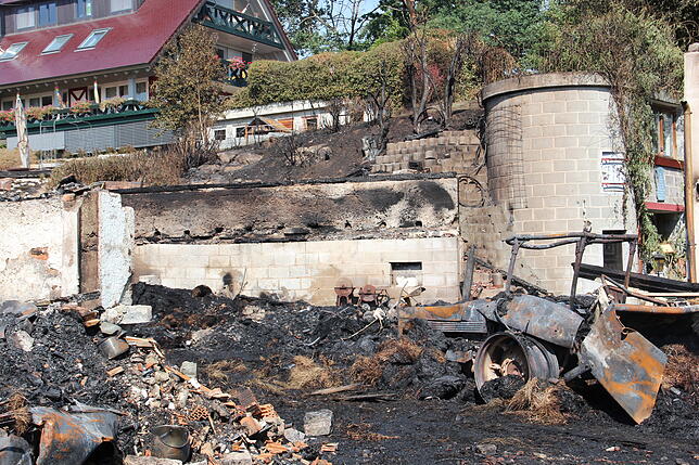 Nur die alte Steinmauer hat den verheerenden Brand überstanden.
