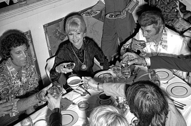 Auch in den 70ern verstand man noch zu feiern: Popsänger Tom Jones (links) und Schauspielerin Debbie Reynolds auf einer Party 1974.