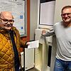 Rudi Caserotto und Günter Rudolph vom Wahlausschuss der Gemeinde leeren den Briefkasten am Ende der Bewerbungsfrist zur ...