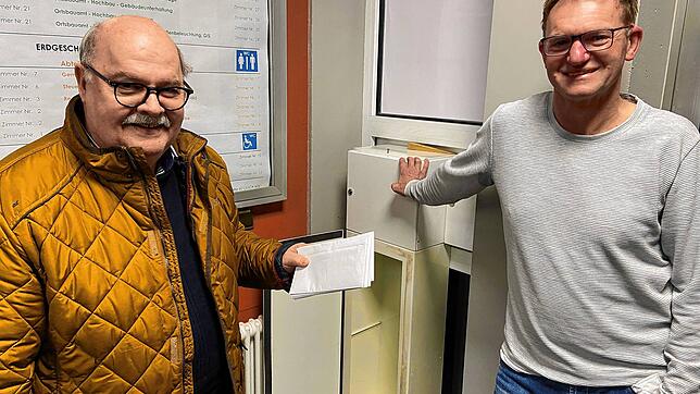 Rudi Caserotto und Günter Rudolph vom Wahlausschuss der Gemeinde leeren den Briefkasten am Ende der Bewerbungsfrist zur ...