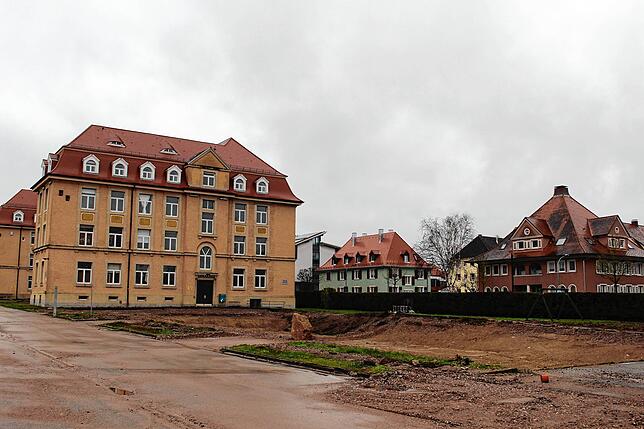 Wo sich jetzt noch dieser freie Platz befindet, soll ein neues Gebäude entstehen. Von hier aus soll es dann auch einen Zugang zum Gebiet ...