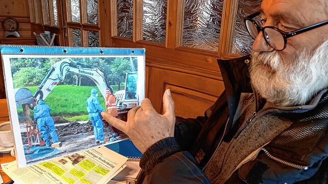 Dieter Berger zeigt auf einem Foto, unter welchen Schutzvorkehrungen stark PAK-haltiger Straßenaufbruch ausgebaut werden müssste.