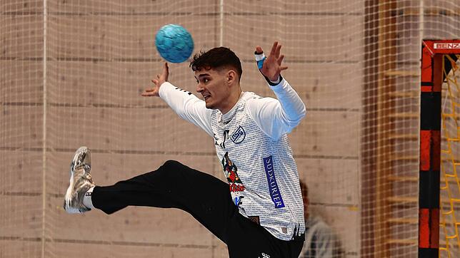 Sicherer Rückhalt im Tor der Konstanzer Zweitliga-Reserve im Duell gegen den TV Oberkirch: Luis Kögel.