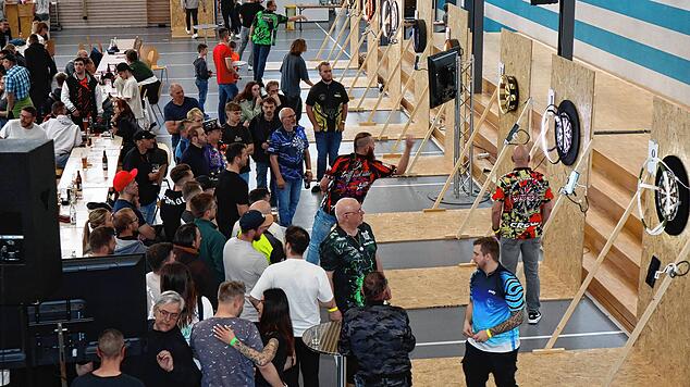Zwei Abende lang flogen in der Heuberghalle die Darts-Pfeile und der 128 Teilnehmer. Sie und viele Zuschauerinnen und Zuschauer genossen ...