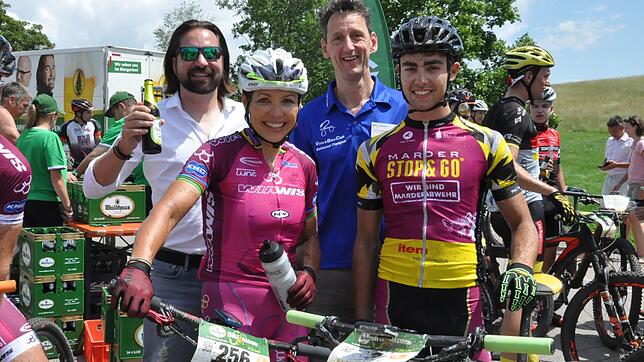 Gewinner des 15.&nbsp;Waldhaus-Mountainbike-Marathons wurden Schirmherrin Sabine Spitz und Julian Schelb aus dem Münstertal. Das Bild ...