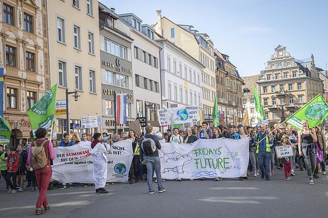 Für einige Minuten ist der Shoppingtrubel auf der Marktstädte durch die Klimademo unterbrochen.