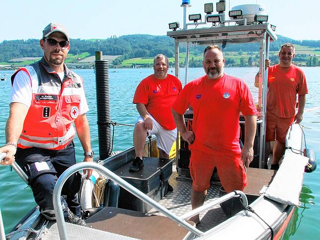 DRK und DLRG üben gemeinsam die Lebensrettung im Strandbad Öhningen (von links): Martin Kaiser, Stefan Becker, Henry Schröter sowie ...