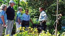 Thomas Roßa (rechts) muss bei seinen Führungen durch den Garten der Vielfalt viele Fragen beantworten.