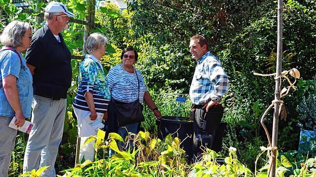 Thomas Roßa (rechts) muss bei seinen Führungen durch den Garten der Vielfalt viele Fragen beantworten.
