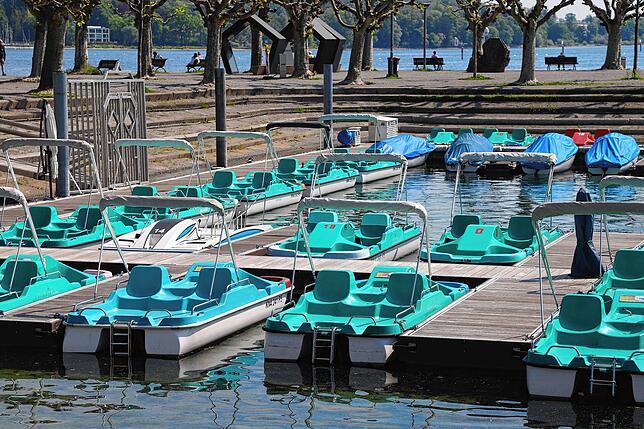 Noch warten die Tretboote im Gondelehafen auf Ausflügler, die mit ihnen im Konstanzer Trichter herumschippern möchten. Die Aussicht auf ...