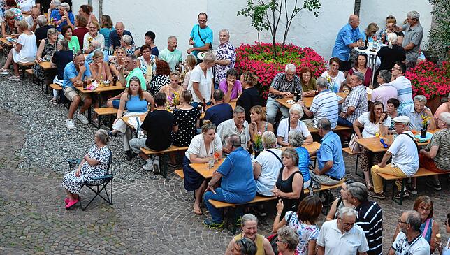 Bild 40: Five Senses rocken den Schlosshof in Markdorf – hier gibt es die schönsten Bilder