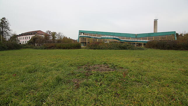 Auf der Liegewiese des alten Hallenbads sollen bis zu 45 Mietwohnungen entstehen. Dort sollen aber vor allem städtische Mitarbeiter oder ...