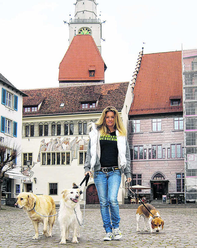Katharina Kuhlmann 2016 auf der Überlinger Hofstatt mit ihren Hunden Molly, Struppi und Daisy (von links).