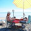 Ulrike Dietz genießt ein Buch im Schatten ihres Sonnenschirms an einem ihrer absoluten uralten Lieblingsplätze am Strandabschnitt neben ...