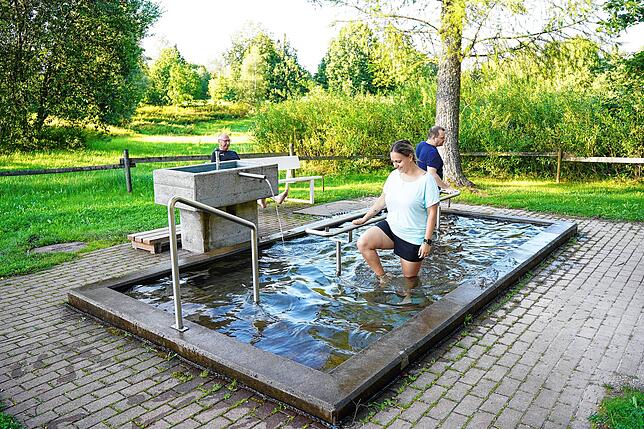 Karl Auer legt an der Kneipp-Anlage am Doniswald in Königsfeld eine Kneipp-Pause ein. Er wohnt in Königsfeld. Stephanie Lohrmann und ...